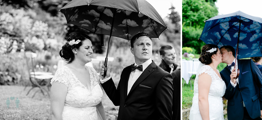 Brautpaar mit Regenschirm