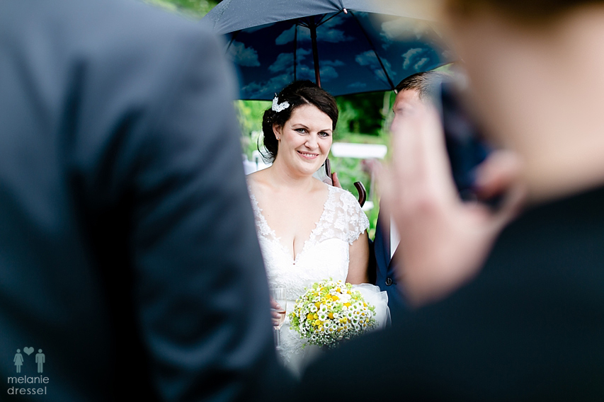 Braut mit Regenschirm
