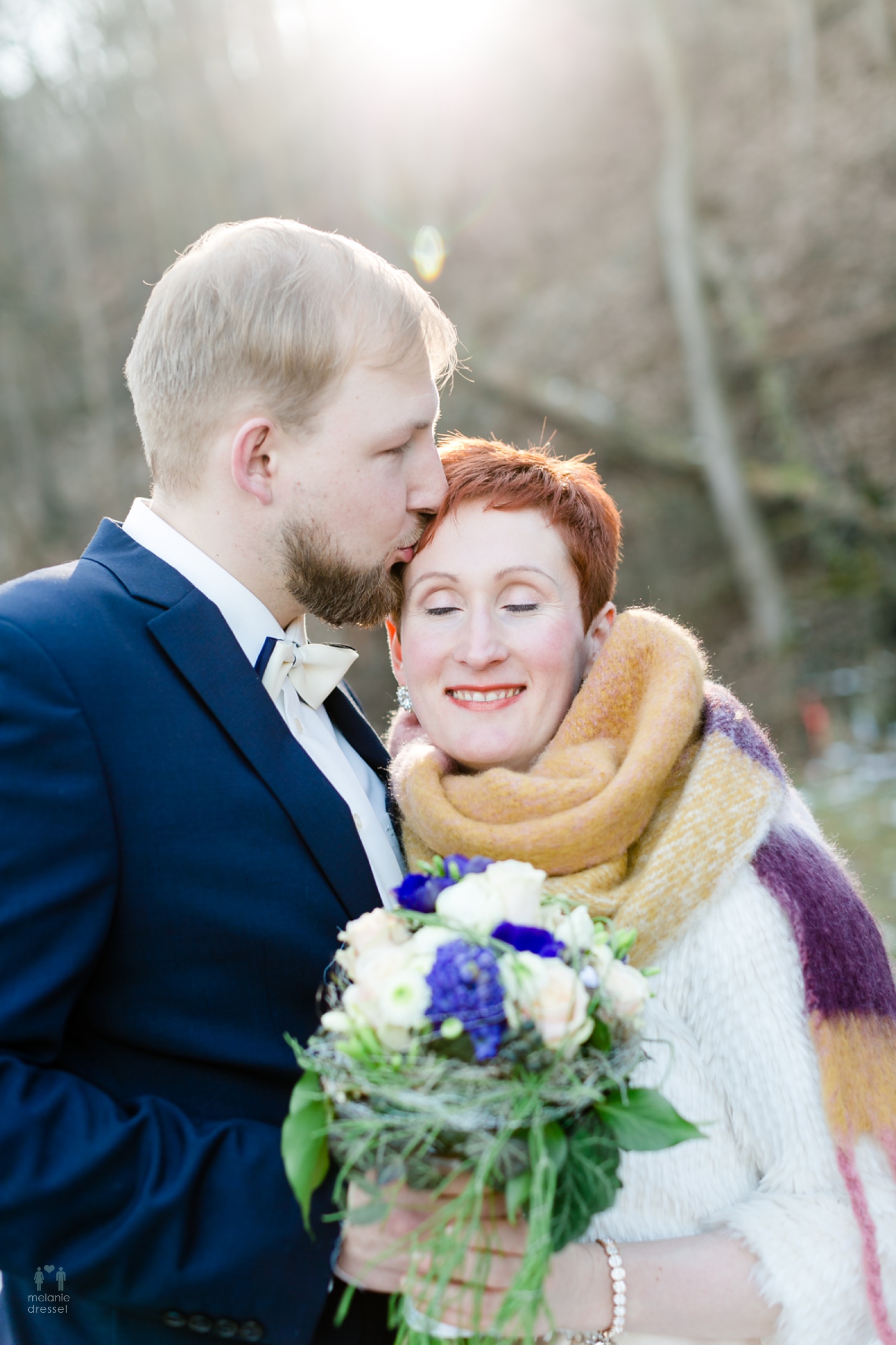 Karl küsst seine Braut Evelyn während Ihrer Hochzeit in Gera