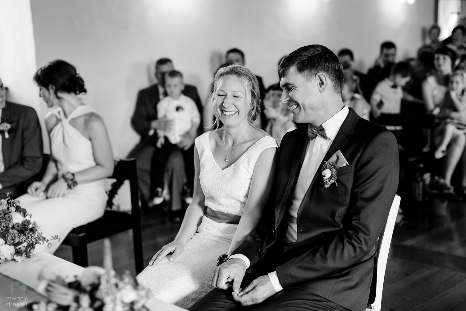 Lachendes Brautpaar während der Hochzeit in Ronneburg