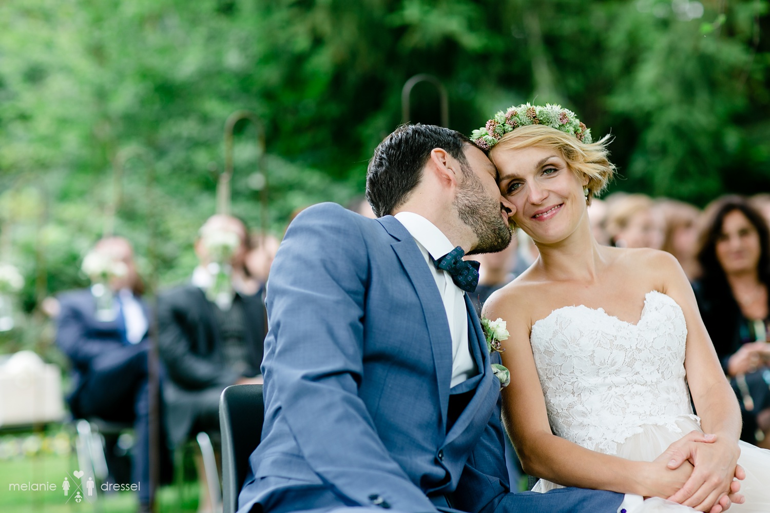 Küssendes Brautpaar bei Freier Trauung in Oberbayern