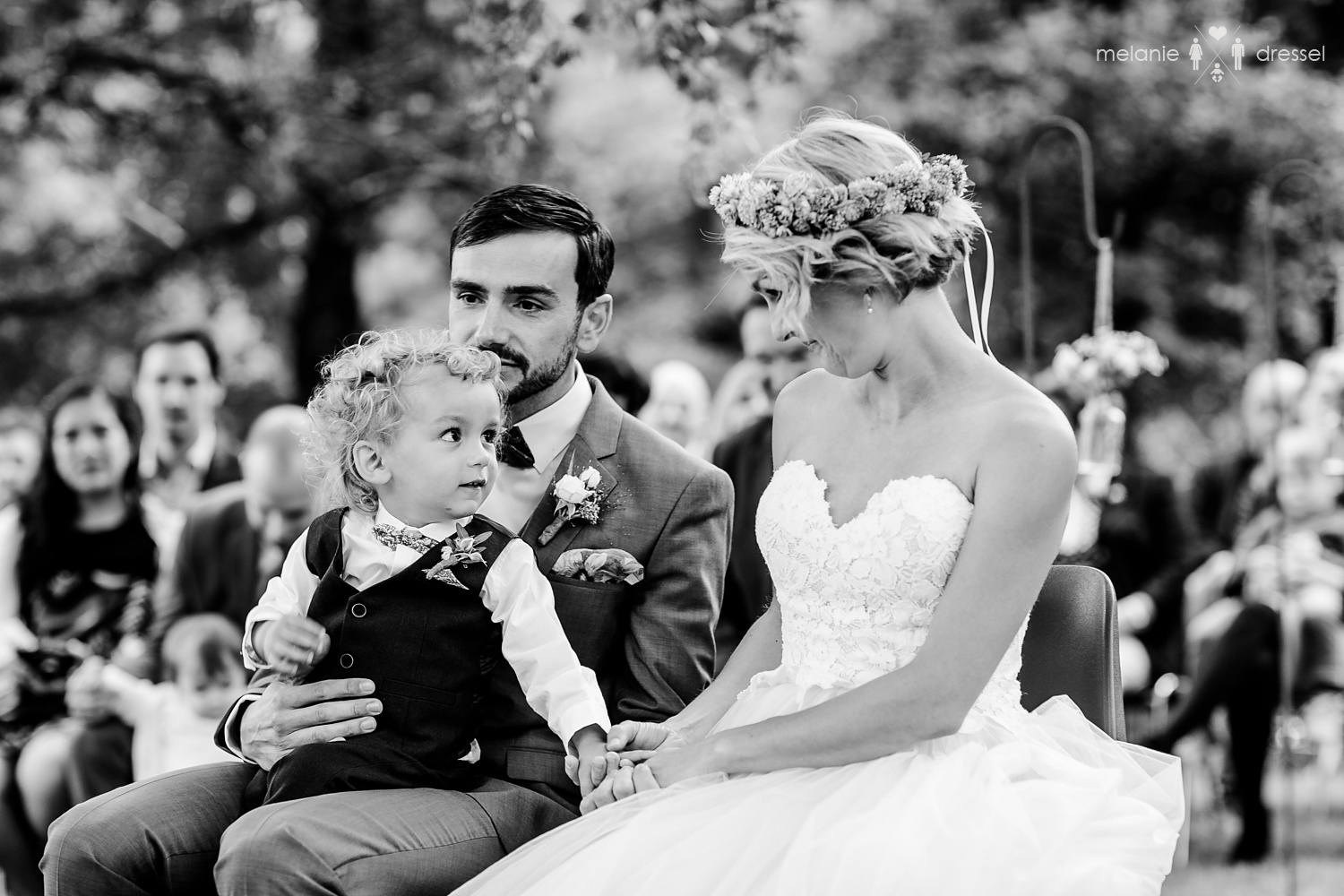 schöner Moment zwischen Braut und ihrem kleinen Sohn, fotografiert von Hochzeitsfotograf Melanie DresselFreie Trauung Passau