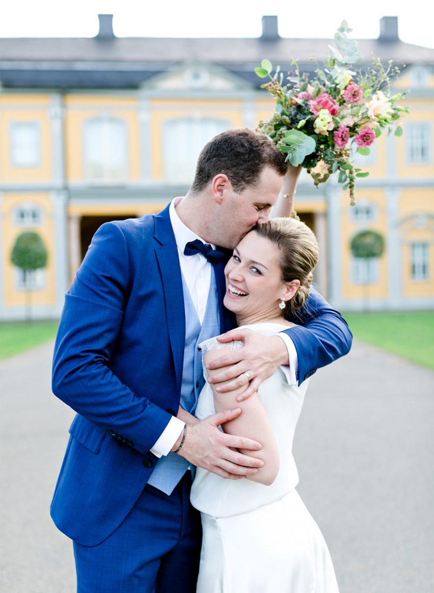glückliches Hochzeitspaar vor Orangerie bei Fotoshooting in Gera Untermhaus
