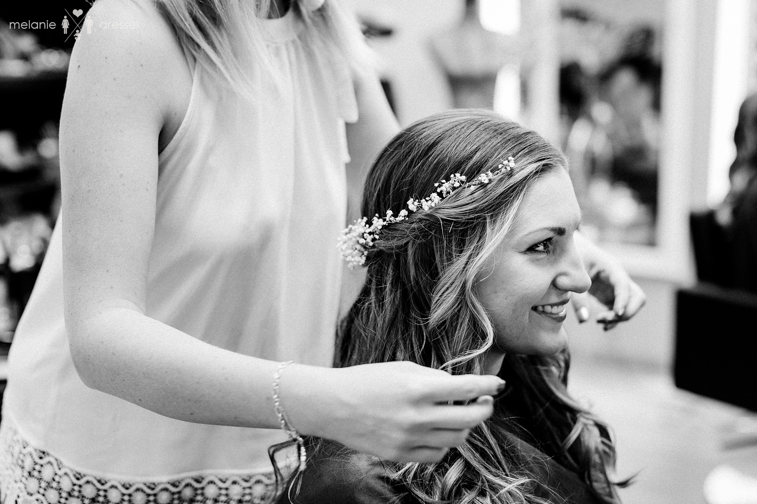 Braut lächelt in den Spiegel im Salon Top Hair in Gera