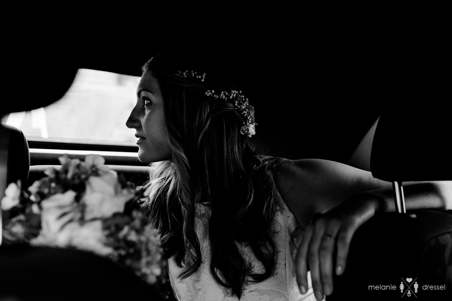 Braut schaut im Auto aus dem Fenster. Fotografiert von Melanie Dressel, Gera.
